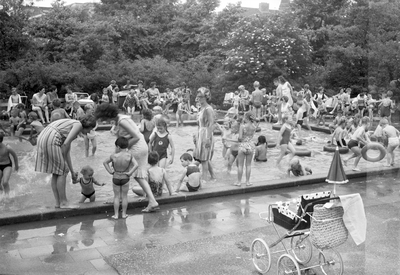 83174 Afbeelding van spelende kinderen in het pierebadje in het Julianapark te Utrecht.